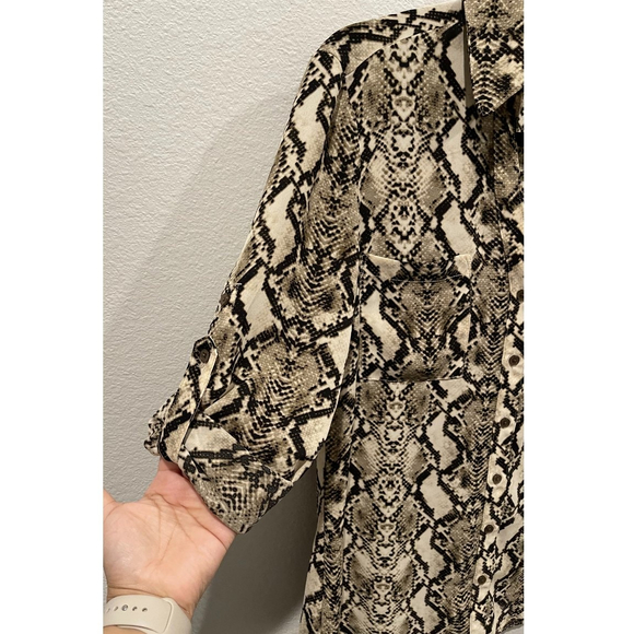 EXPRESS Snake Print V-Neck Blouse - Picture 4 of 5